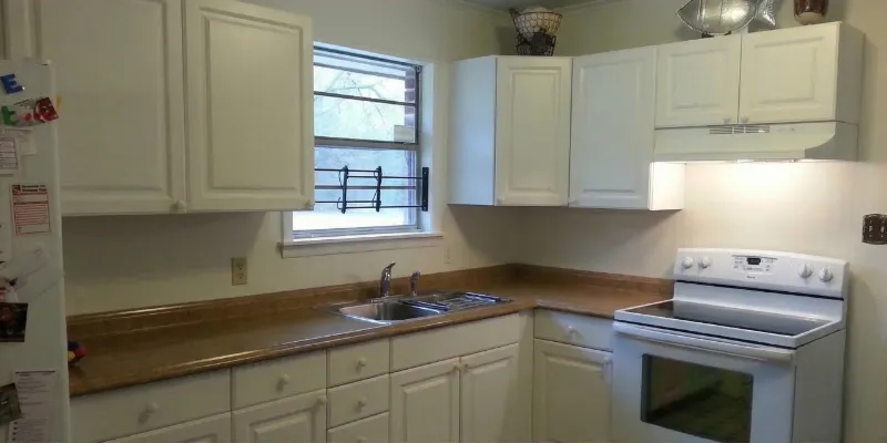 Kitchen backsplash area before upgrade